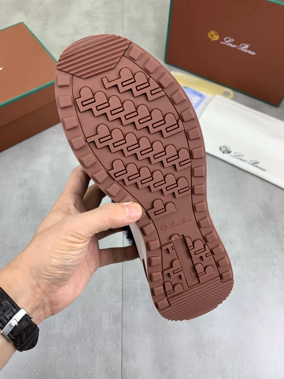 Men's Men's Shoes 💰P460 New Style 💰Mauri The latest casual shoes Loro Piana 💯Top grade💯Buy the original copy💯 Founded the existing Loro Piana company on April 24, 1924. It is now the sixth generation of family business, providing top quality products to customers who are discerning about taste and quality. Imported original fly woven fabric with cowhide fabric, plain calfskin lining. Hand-sewn thread with cowhide feet. Original packaging. High-end outsole. Size: 38-44 (customized for 45 and 46). 5️⃣ colors available.